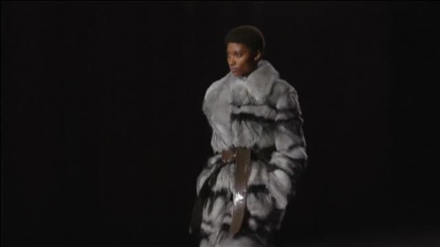 Givenchy apuesta por los colores oscuros con pinceladas de luz