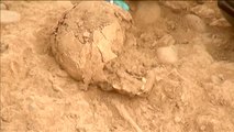 Hallan en Perú restos arqueológicos de un niño y un adulto de mil años de antigüedad