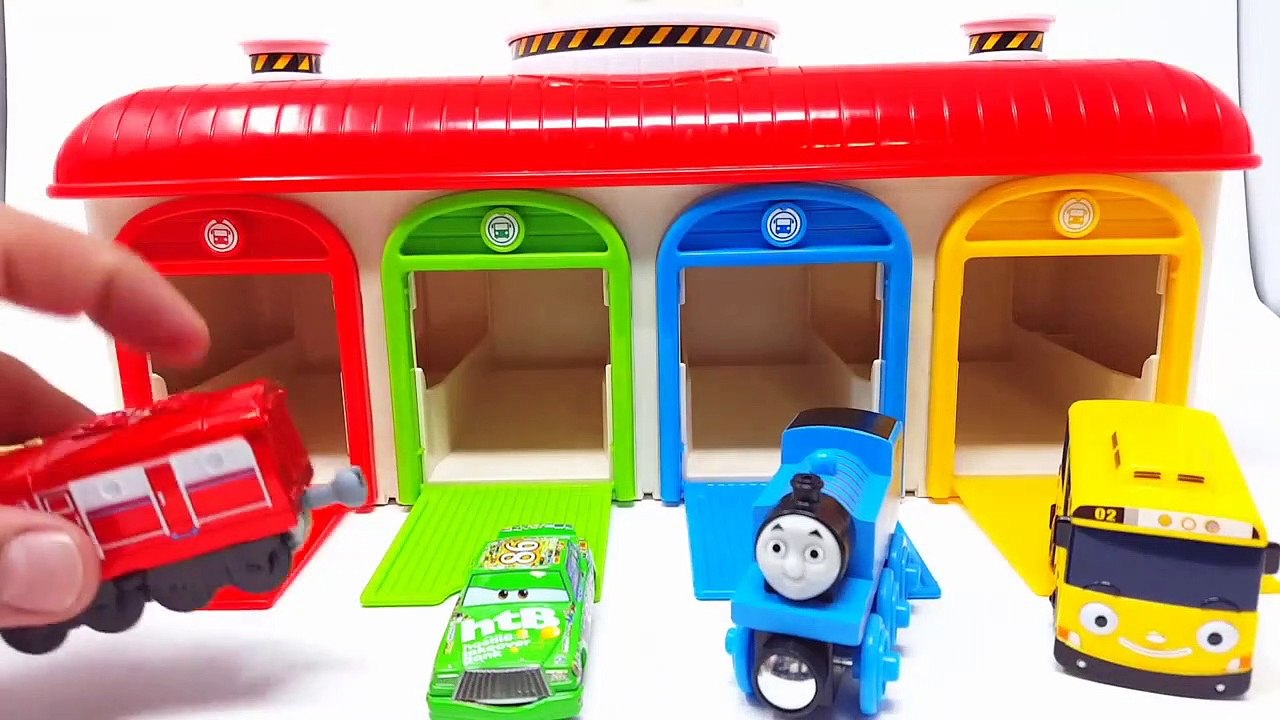 Tayo the Little Bus, Giant Bugs in Garage, Toy Cockroach insect, Go Go Captain America