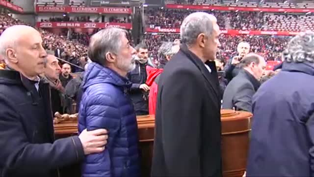 Centenares de personas despiden a Quini en El Molinón