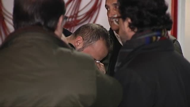 Miles de aficionados acuden a la capilla ardiente del exfutbolista Quini en El Molinón