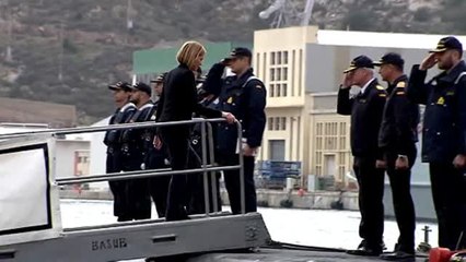 La ministra de Defensa se embarca en el "Tramontana" para realizar una inmersión