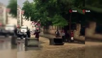 Sel çocuğu böyle sürükledi
