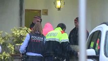 La policía lleva a los dos sospechosos de asesinar a Paula y Marc a los registros de su domicilio