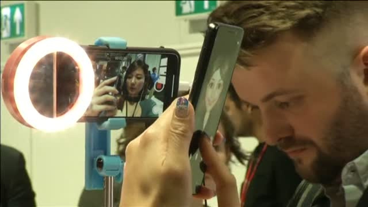 Inteligencia artificial en el móvil o el teléfono de 'Matrix', novedades del MWC 2018