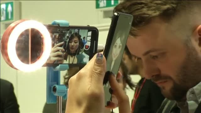 Inteligencia artificial en el móvil o el teléfono de 'Matrix', novedades del MWC 2018