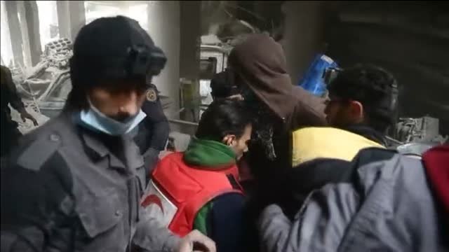 Duras imágenes del rescate de heridos y fallecidos en un nuevo bombardeo sobre Guta Oriental