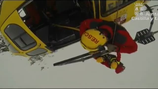Rescatan a un montañero herido que quedó atrapado en León