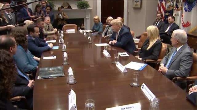 Los profesores critican la propuesta de Trump tras el tiroteo en un instituto de Florida