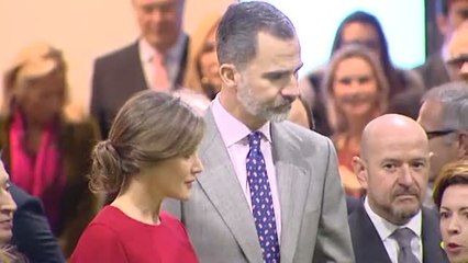 Tải video: Don Felipe y doña Letizia inauguran ARCO 2018