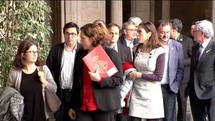 Ada Colau recibe en el Ayuntamiento a los familiares de Forn, Junqueras, Cuixart y Sánchez