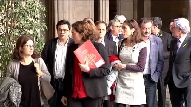 Ada Colau recibe en el Ayuntamiento a los familiares de Forn, Junqueras, Cuixart y Sánchez