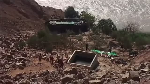 Más de 30 muertos y 20 heridos tras un accidente de autobús en Perú