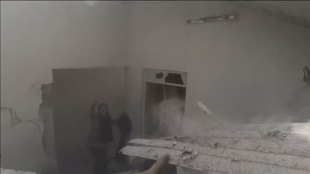 Varios niños rescatados tras el último bombardeo de Damasco sobre la ciudad rebelde de Guta