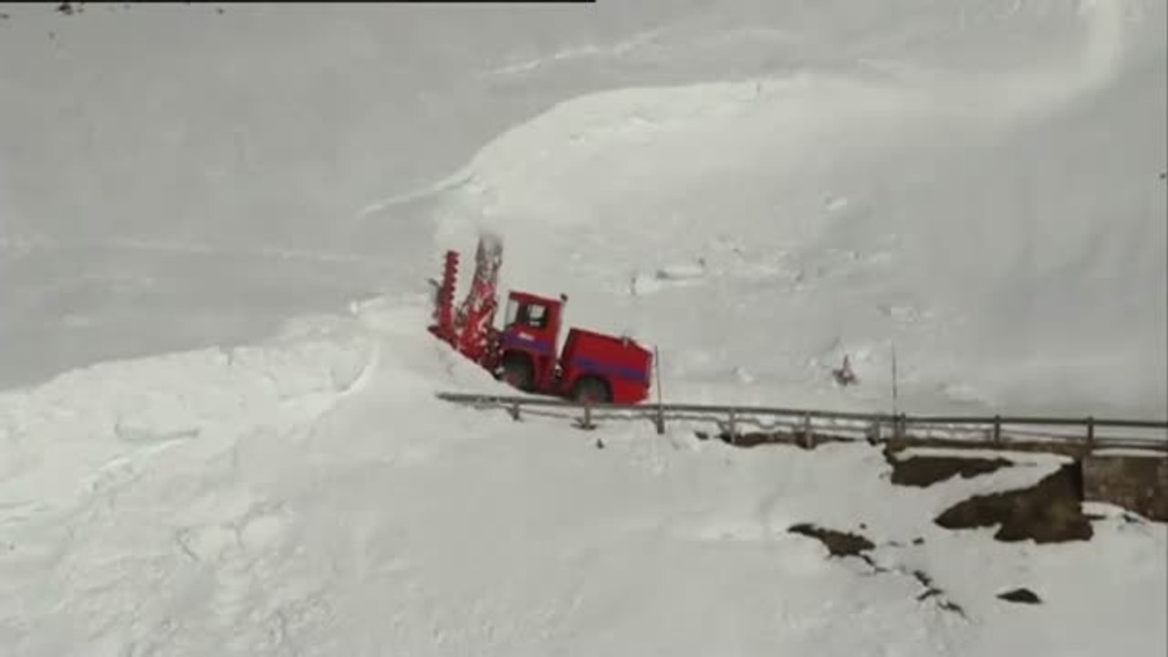 El Puerto de Palombera, en Cantabria, sigue incomunicado por carretera por la nieve
