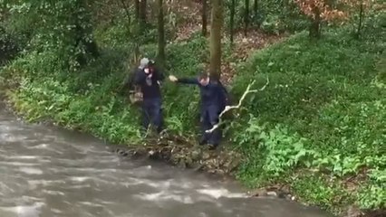 El portavoz del PP de Santiago critica que el río Sar está sucio arrojando basura a él
