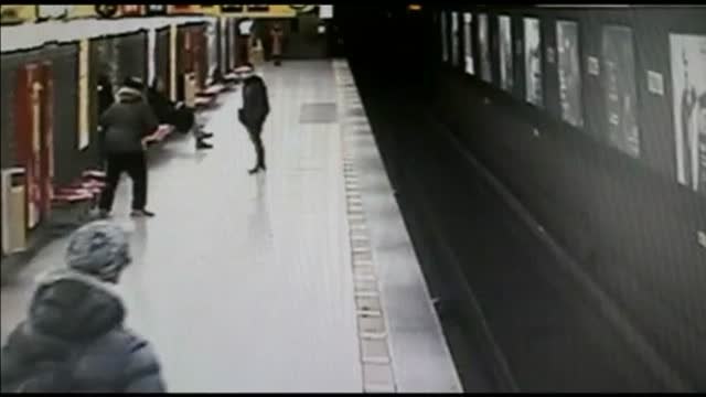 Un joven salva a un niño que había caído a las vías del metro
