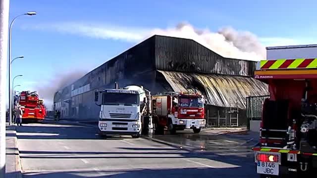 Los bomberos sofocan un complicado incendio en un polígono de Caniles (Granada)