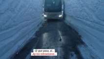 Un autobús consigue cruzar por una carretera cuando parecía imposible