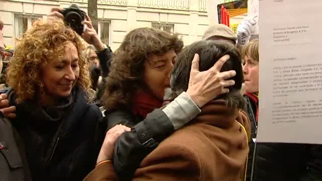 Gritos de 'Visca Terra Lliure' en la concentración de apoyo a Mireia Boya ante el Supremo