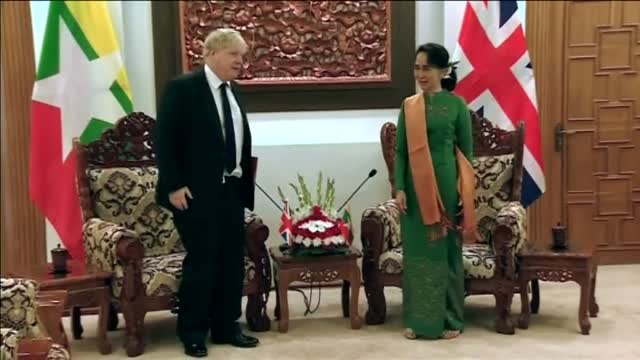 Boris Johnson se reúne con Suu Kyi en Birmania tras visitar los campamentos de refugiados rohinyás