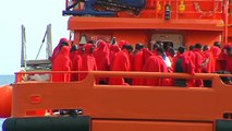 Trasladan a puerto a 82 inmigrantes rescatados hoy de dos pateras en el mar de Alborán