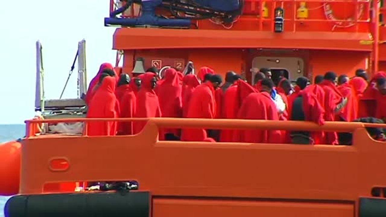 Trasladan a puerto a 82 inmigrantes rescatados hoy de dos pateras en el mar de Alborán