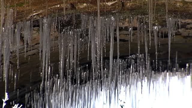 Las gélidas temperaturas provocan la creación de estalactitas en Medina de Rioseco
