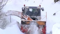 Decenas de pueblos siguen practicamente aislados por la nieve