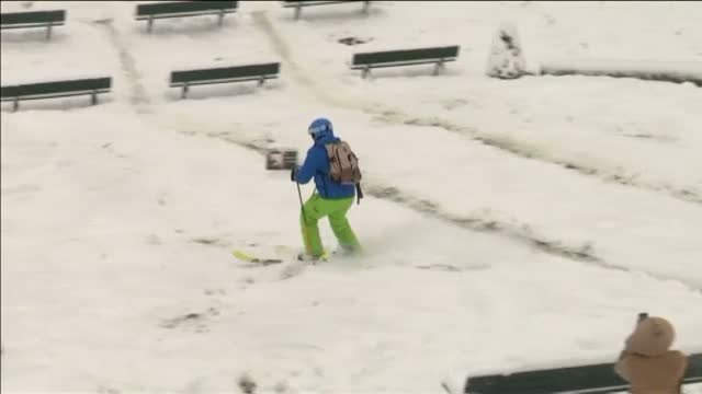Los parisinos sacan los esquís a la calle