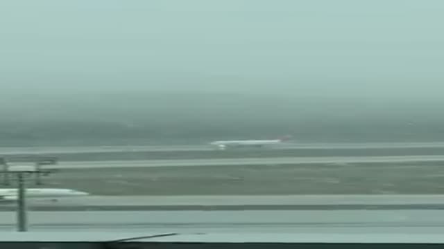 Los pasajeros graban los estragos de la nieve en el Aeropuerto Madrid-Barajas