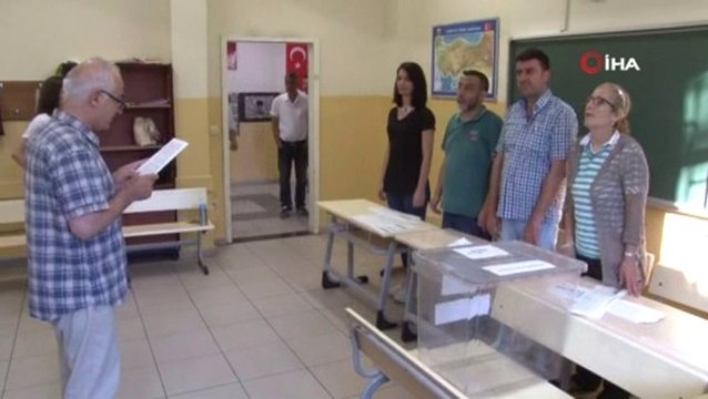 Sandık görevlileri sandık yemini etti