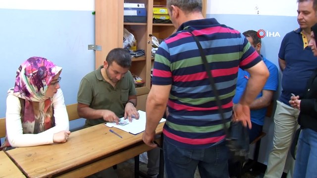 71 yaşındaki kadın oy kullanmaya yürüteç ile geldi