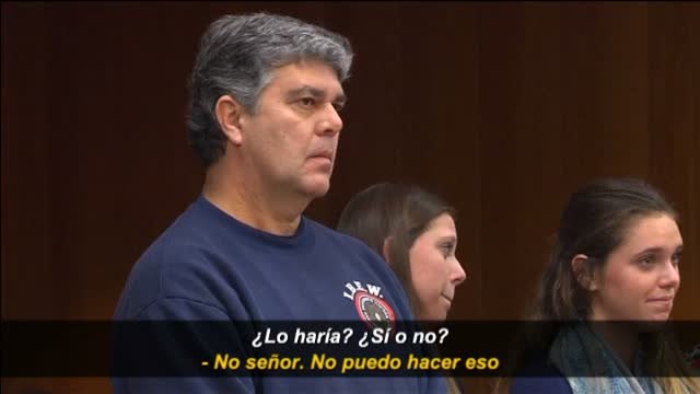 El padre de tres víctimas de Larry Nassar intenta agredirle durante el juicio