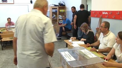 71 yaşındaki kadın oy kullanmaya yürüteç ile geldi