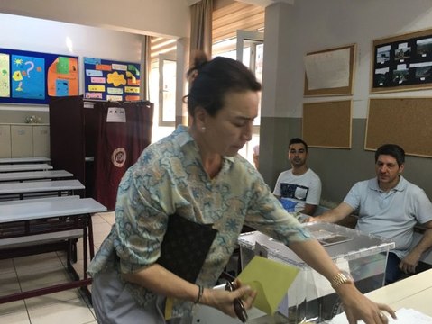 Ünlü oyuncu Demet Akbağ, oyunu Beşiktaş'ta kullandı