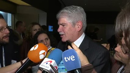 Dastis le recuerda a Puigdemont la responsabilidad de cumplir sus obligaciones con la Justicia