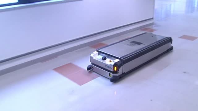 Una docena de robots reparten las bandejas de comida entre las habitaciones de los pacientes