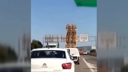 Identifican al conductor que llevaba una hilera de palés en el techo de su furgoneta