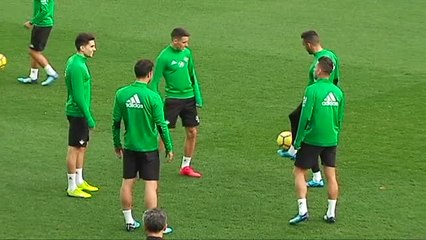 Pasillo de collejas para recibir a Bartra
