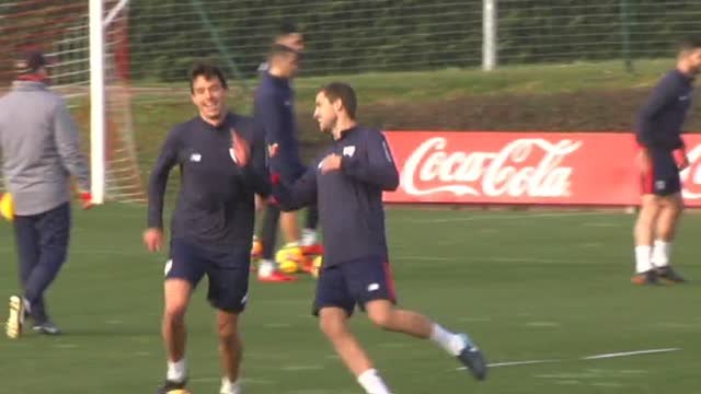 Íñigo Martínez entrena por primera vez con sus compañeros en Lezama