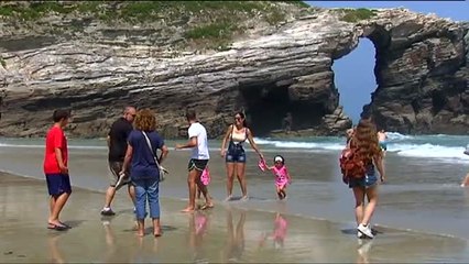 La playa de Las Catedrales 'se queda' sin arena