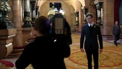 Torrent llega a un Parlament blindado