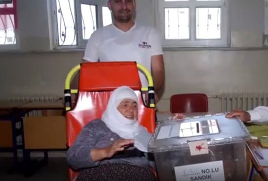 77 yaşındaki ameliyatlı kadın, oy kullanmaya ambulansla geldi