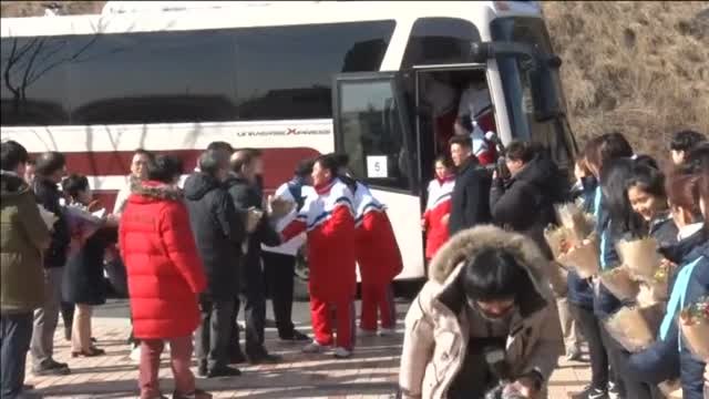 Las jugadoras de hockey norcoreanas llegan a Corea del Sur para diputar los Juegos Olímpicos de invierno