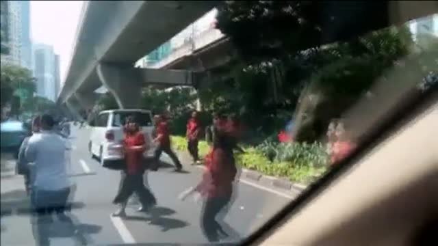 Momentos de pánico en Yakarta por el terremoto de 6,4 grados que ha sacudido la isla indonesia de Java