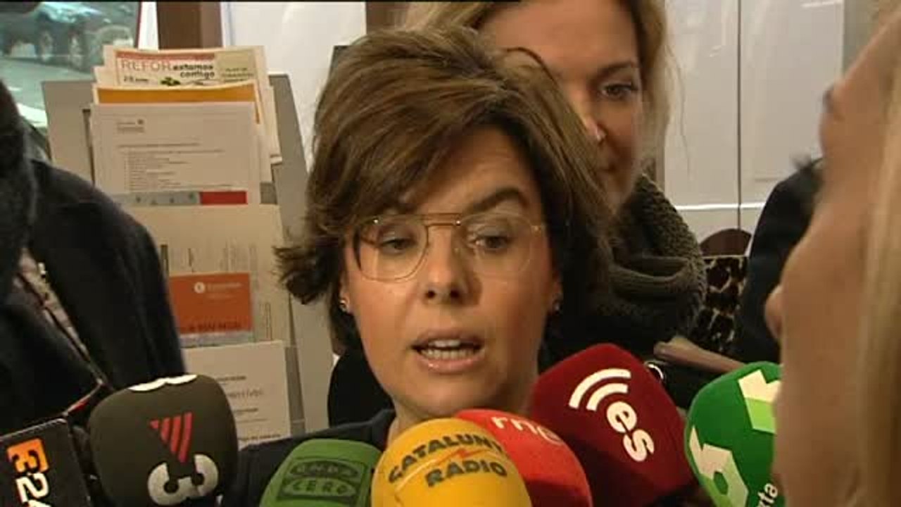 Sáenz de Santamaría pide a Puigdemont que "deje de dar espectáculos"