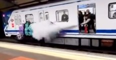 Un conductor del Metro de Madrid espanta a dos grafiteros con un extintor