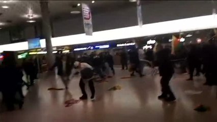 下载视频: Batalla campal en el aeropuerto de Hannover entre turcos y kurdos