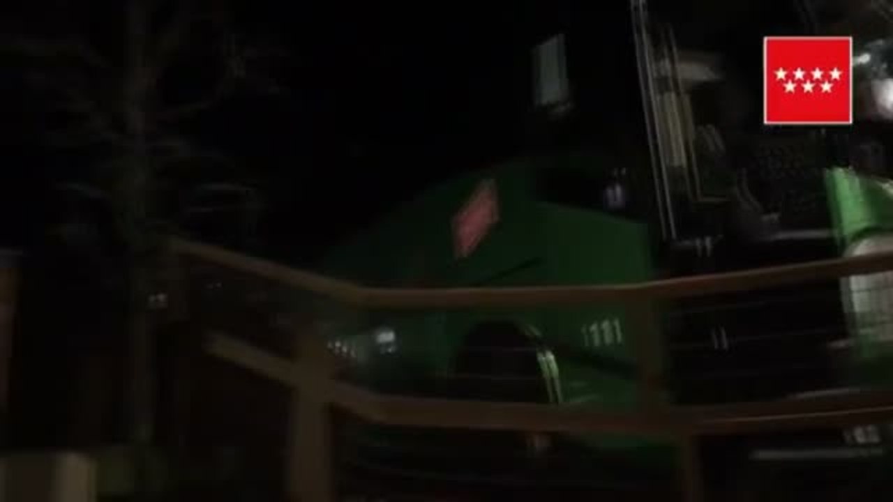 Un autobús de línea vacío acaba empotrado contra una vivienda en Moralzarzal (Madrid)